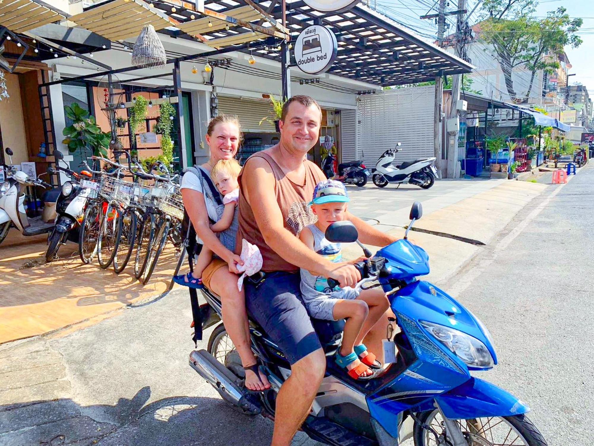 Hello Hostel Ayutthaya Exteriör bild
